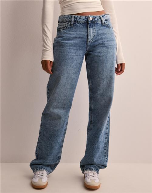 Se Pieces - Blå - Pcnoelle Lw Straight Denim Jeans ved Nelly