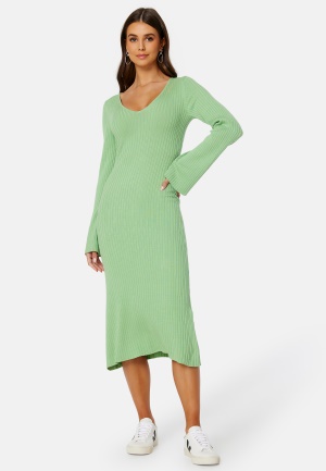 Se BUBBLEROOM Naja v-neck dress Green M ved Bubbleroom