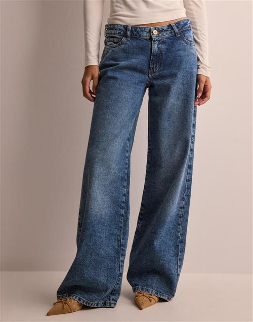 Se Pieces - Blå - Pcselma Lw Wide Jeans Mb Noos Bc ved Nelly