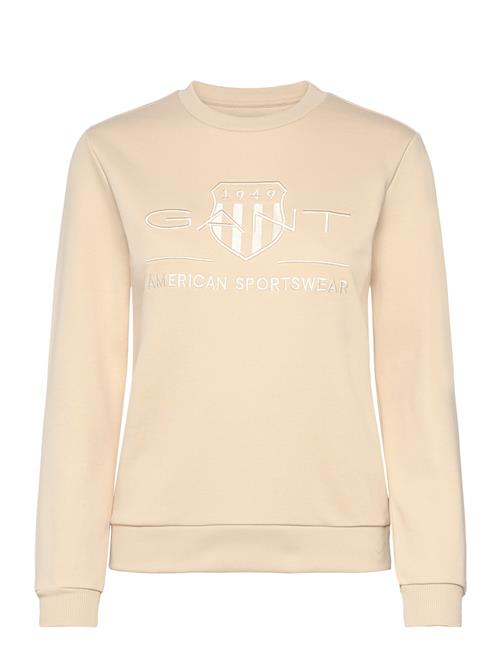 Se GANT Reg Tonal Shield C-Neck Sweat GANT Beige ved Booztlet