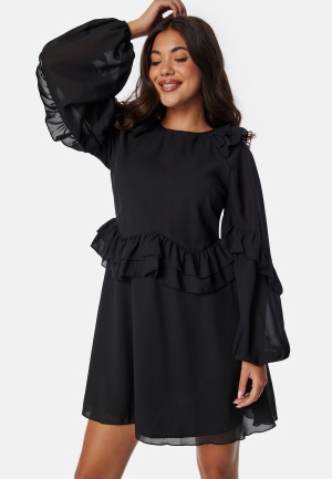 Se BUBBLEROOM Round Neck Short Frill Dress Black 34 ved Bubbleroom