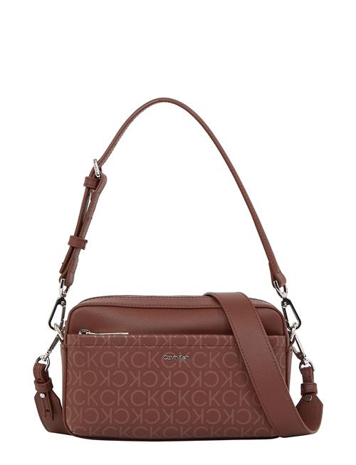 Se Calvin Klein Ck Must Conv Camera Bag_Mono Calvin Klein Brown ved Booztlet