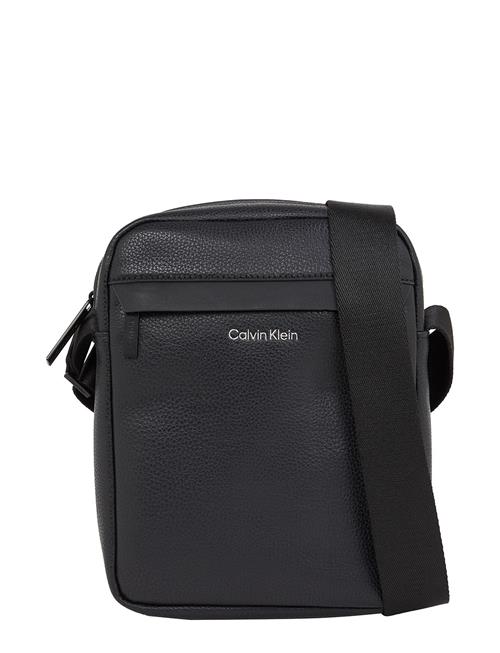 Se Calvin Klein Ck Must Reporter Calvin Klein Black ved Booztlet