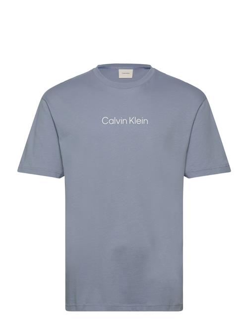 Se Calvin Klein Hero Logo Comfort T-Shirt Calvin Klein Blue ved Booztlet