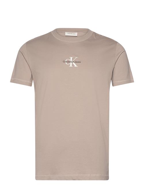 Se Calvin Klein Jeans Monologo Tee Calvin Klein Jeans Beige ved Booztlet