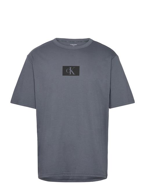 Se Calvin Klein S/S Crew Neck Calvin Klein Grey ved Booztlet