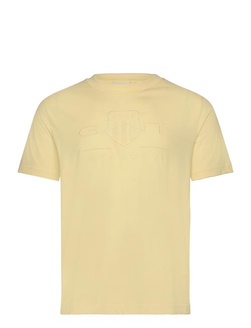 Se GANT Reg Tonal Shield Ss T-Shirt GANT Yellow ved Booztlet