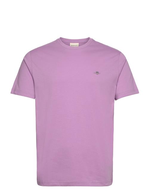 Se GANT Reg Shield Ss T-Shirt GANT Purple ved Booztlet