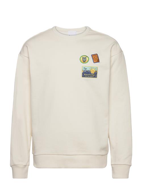 Se Knowledge Cotton Apparel Loose Fit Crew Sweat With Badge Emb Knowledge Cotton Apparel Cream ved Booztlet