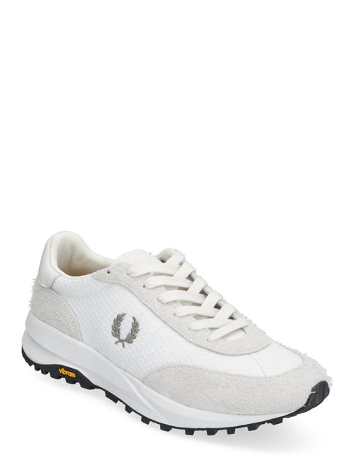 Se Fred Perry B800 Mesh/Hairy Suede Fred Perry White ved Booztlet