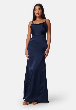 Se Bubbleroom Occasion Waterfall Satin Gown Dark blue 34 ved Bubbleroom