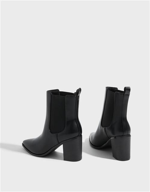 Nelly - Sort - Pointy Chelsea Heeled Boot