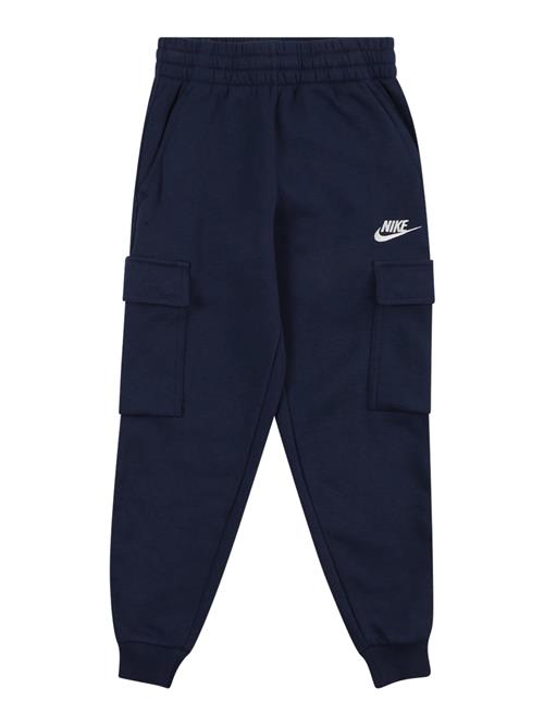 Se Nike Sportswear Bukser  navy / hvid ved About You