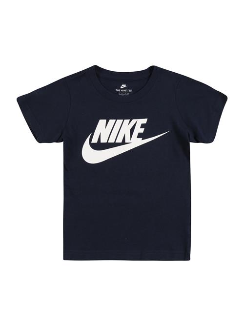 Se Nike Sportswear Shirts 'Futura'  navy / hvid ved About You