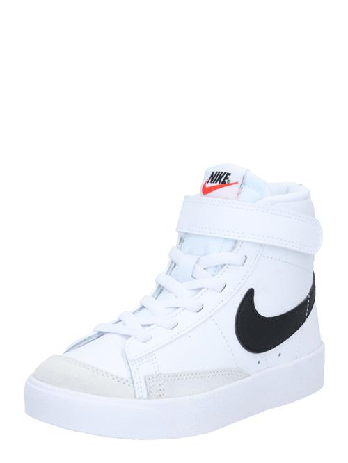 Se Nike Sportswear Sneakers 'Blazer 77'  sort / hvid ved About You