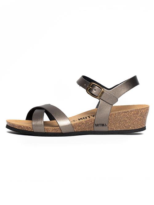 Se Bayton Sandaler med rem 'Canberra'  bronze ved About You