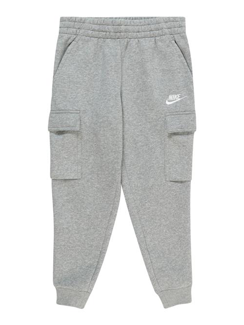 Se Nike Sportswear Bukser  grå / hvid ved About You