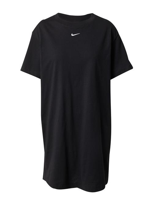 Se Nike Sportswear Kjole 'Essential'  sort / hvid ved About You