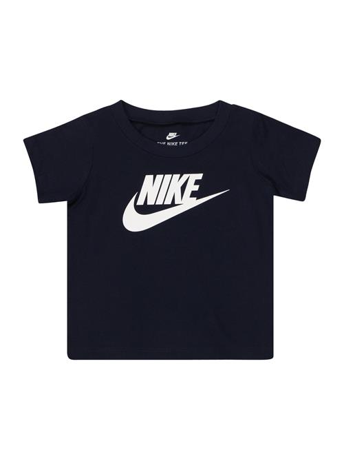 Se Nike Sportswear Shirts 'FUTURA'  navy / hvid ved About You