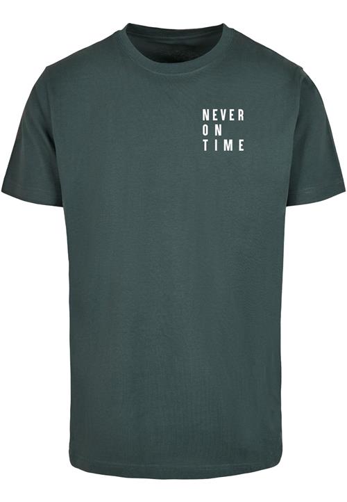 Merchcode Shirts 'Never On Time'  mørkegrøn / hvid