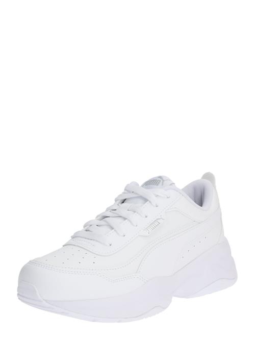 Se PUMA Sneaker low 'Cilia'  sølv / hvid ved About You