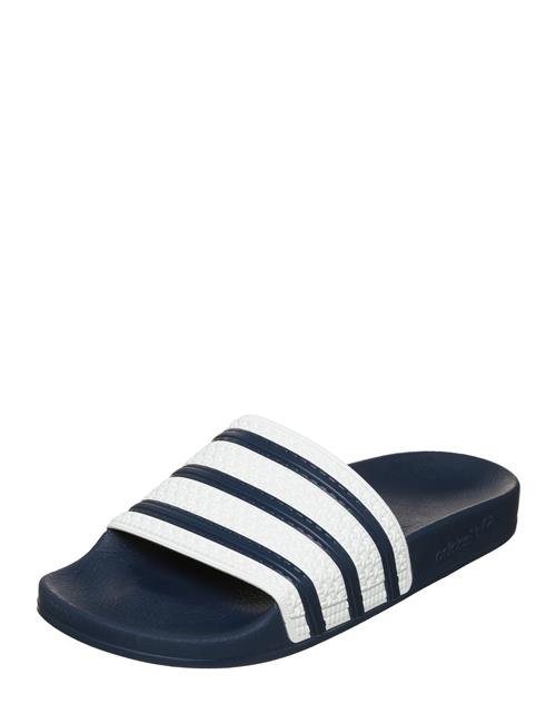 Se ADIDAS ORIGINALS Pantoletter 'Adilette'  navy / hvid ved About You