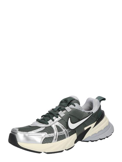 Se Nike Sportswear Sneaker low 'V2K RUN'  lysegrå / gran / sølv / hvid ved About You