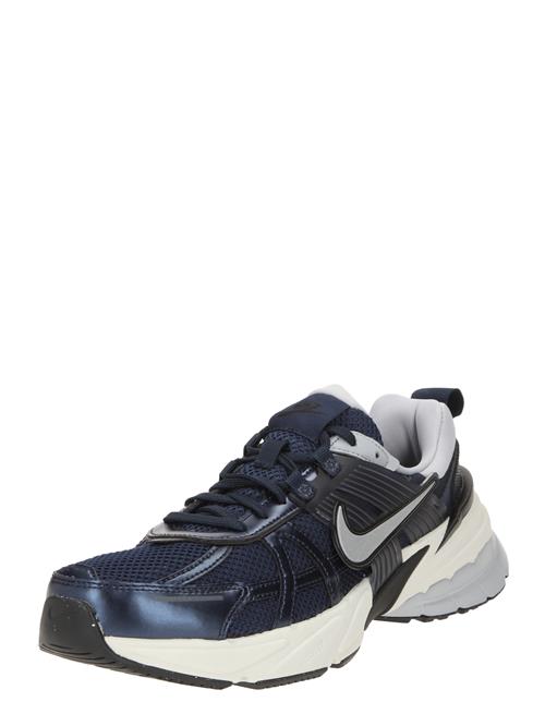 Se Nike Sportswear Sneaker low 'V2K RUN'  navy / sølv / hvid ved About You