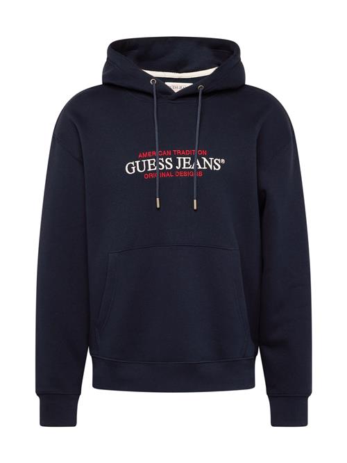 Se GUESS JEANS Sweatshirt  marin / rød / hvid ved About You