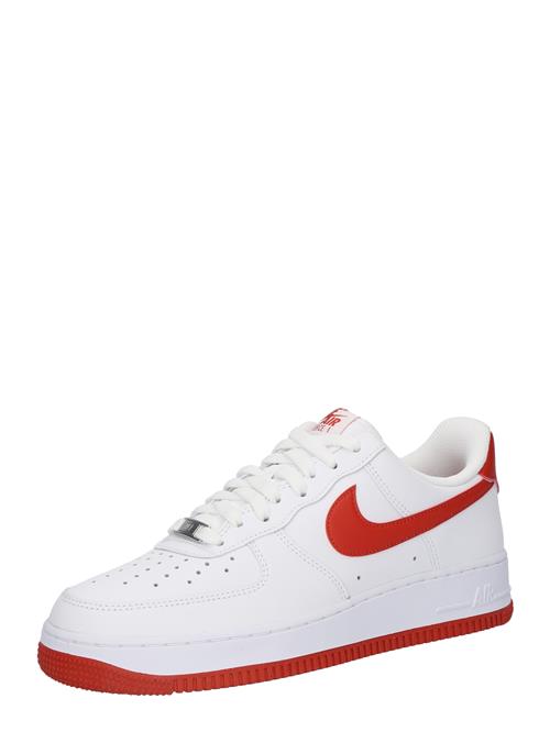 Se Nike Sportswear Sneaker low 'Air Force 1 '07'  rød / hvid ved About You