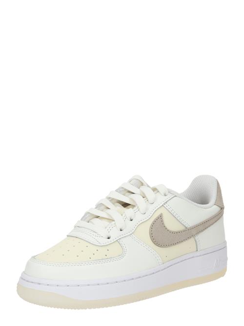 Se Nike Sportswear Sneakers 'Air Force 1 LV8'  beige / creme / lysegul ved About You