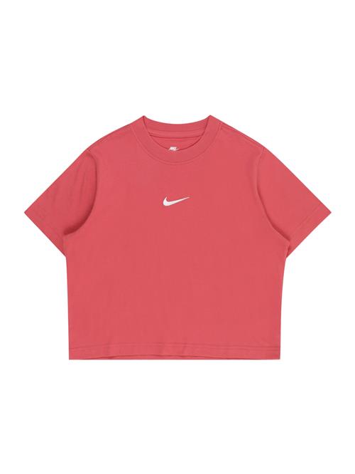 Se Nike Sportswear Bluser & t-shirts 'ESSNTL'  cranberry / hvid ved About You