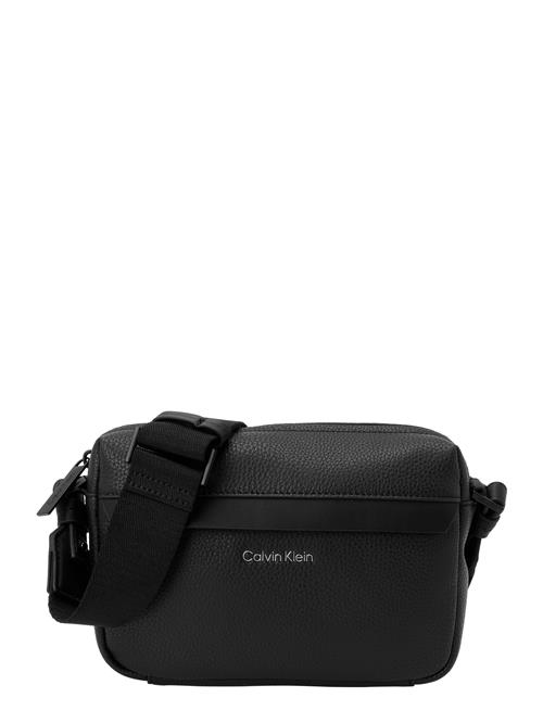 Se Calvin Klein Skuldertaske 'MUST'  sort ved About You