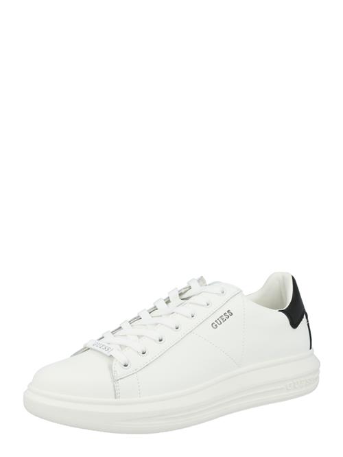 Se GUESS Sneaker low 'Vibo'  sort / sølv / hvid ved About You