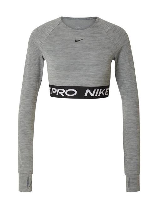 Se NIKE Funktionsbluse 'Pro'  grå-meleret / sort / hvid ved About You