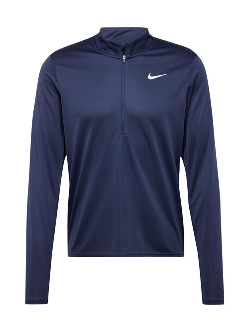 Se NIKE Funktionsskjorte 'PACER'  navy / hvid ved About You