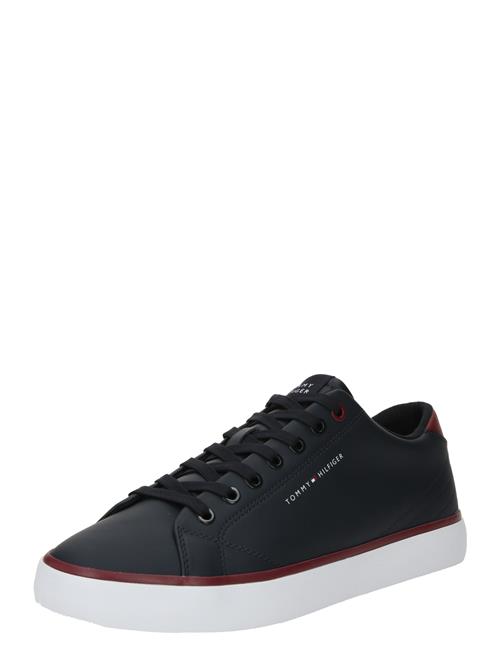 Se TOMMY HILFIGER Sneaker low 'Essential'  navy / rød / hvid ved About You