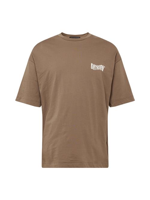 Se DRYKORN Bluser & t-shirts 'Anayo'  khaki / hvid ved About You