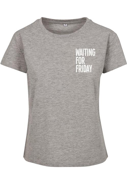 Se Mister Tee Shirts 'Waiting For Friday'  grå / hvid ved About You