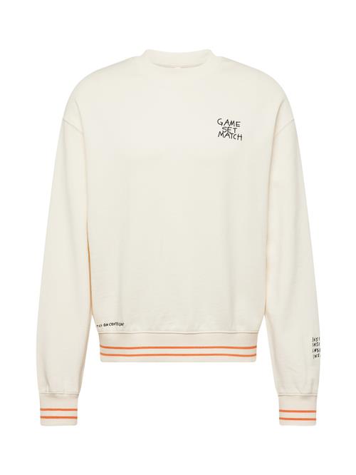 Se MUSTANG Sweatshirt 'AUBURN'  laks / sort / offwhite ved About You