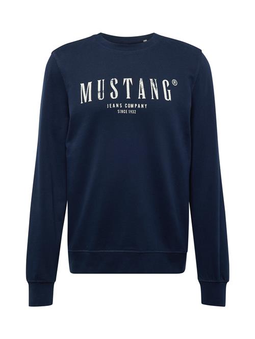 Se MUSTANG Sweatshirt 'Clio'  natblå / hvid ved About You