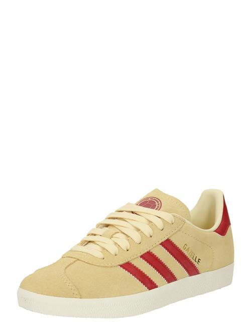 Se ADIDAS ORIGINALS Sneaker low 'GAZELLE'  lysegul / guld / rød ved About You