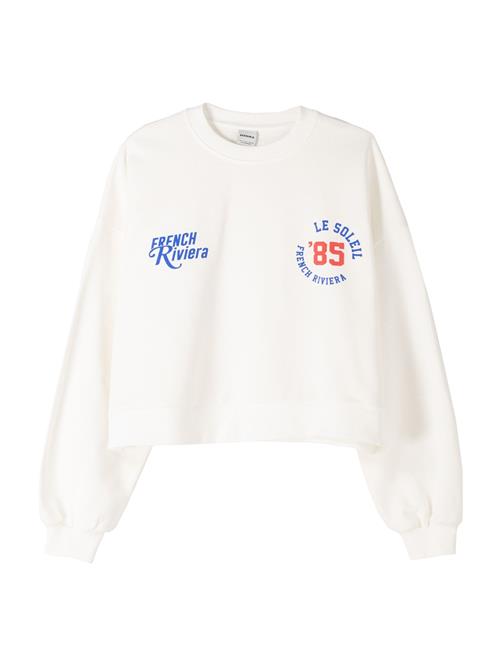 Se Bershka Sweatshirt  blå / rød / hvid ved About You