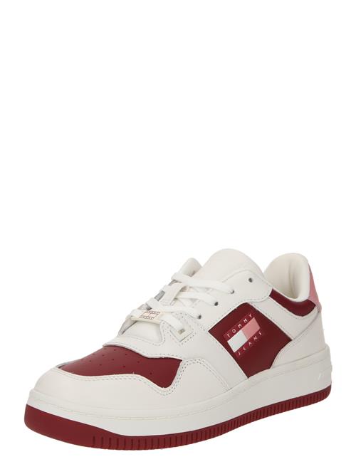 Se Tommy Jeans Sneaker low 'RETRO BASKET'  lyserød / burgunder / hvid ved About You