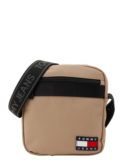 Se Tommy Jeans Skuldertaske 'ESSENTIAL'  khaki / sort ved About You