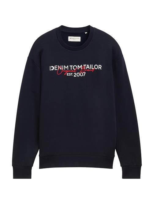 Se TOM TAILOR DENIM Sweatshirt  mørkeblå / rød / hvid ved About You