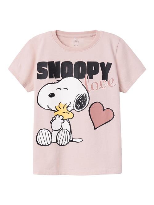 Se NAME IT Bluser & t-shirts 'Nanni Snoopy'  rosé / gammelrosa / sort / hvid ved About You