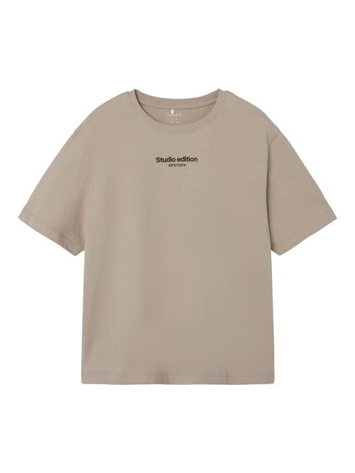 Se NAME IT Shirts 'BRODY'  mørkebeige / sort ved About You