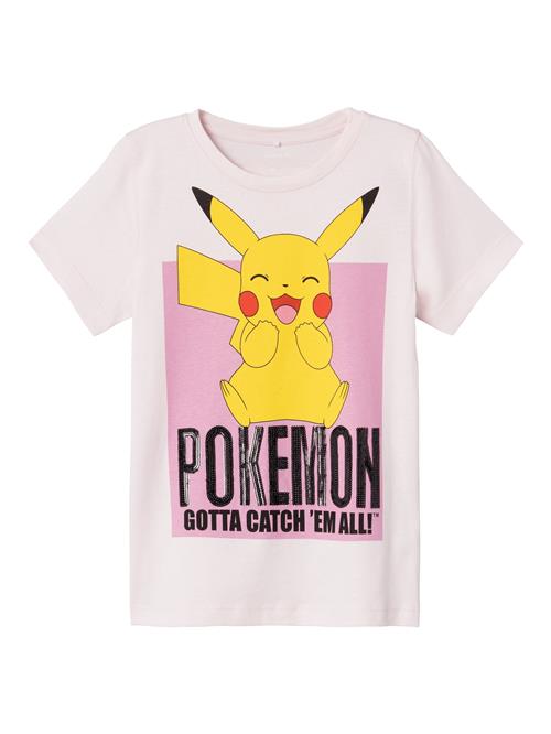 Se NAME IT Bluser & t-shirts 'NKFJumma Pokemon'  gul / lyserød / lys pink / sort ved About You