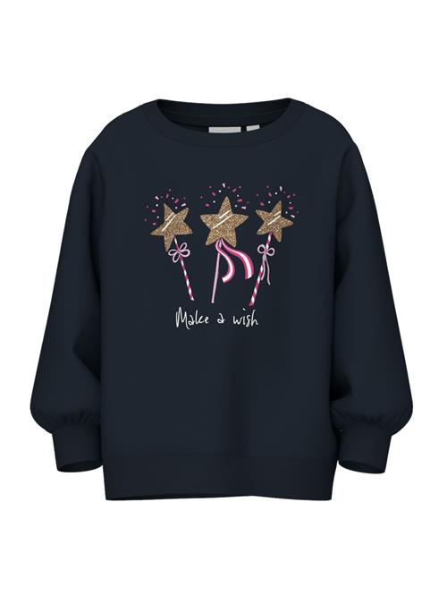 Se NAME IT Sweatshirt 'Valona'  marin / guld / pink / hvid ved About You